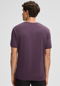 Korte mouwen t-shirt in dieppaars katoen, met een ronde hals en een gladde textuur, ontworpen voor een slim fit met minimale naden.