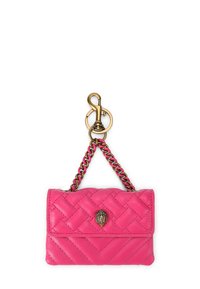 Piccola pochette imbottita in pelle rosa brillante con manico a catena in tonalità oro e anello portachiavi con chiusura.