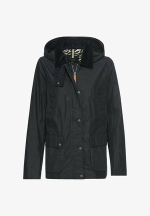 Zwarte jas met een capuchon, gemaakt van duurzaam materiaal. Heeft een katoenachtige kraag, ritsluiting en twee frontzakken. Unieke gestreepte voering.