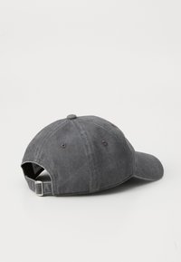 Gorra de béisbol de algodón gris con visera curva, cierre de hebilla de metal ajustable y agujeros de ventilación para transpirabilidad.