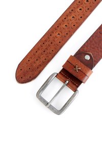 Brauner Lederbelt mit perforiertem Design, einer silbernen Metallschnalle und einem dunkelbraunen Lederakzent nahe der Schnalle, mit kontrastierender Naht.