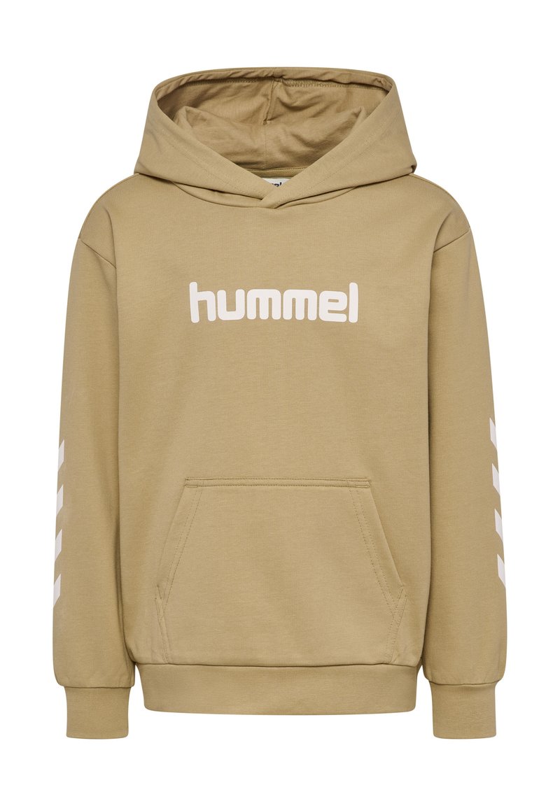 Brązowa bluza z kapturem z kangurzą kieszenią, biały logo "hummel" na klatce piersiowej oraz białe paski w kształcie chevronu na rękawach. Miękka tekstura, standardowy krój.