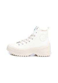 Zapatillas altas de lona blanca con una suela de goma texturizada, puntera redonda y cordones en color neutro. Presenta un detalle de logo circular en el lateral.