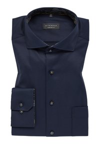Námořnicky modrá košile ETERNA s pohodlným střihem, klasickým límečkem, zapínáním na knoflíky a kontrastními vzorovanými vnitřními manžetami. Hladká textura a na míru šitý design.