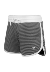 Shorts de bain rayés noir et blanc avec une taille blanche, cordon de serrage et logo. Comprend des fentes sur les côtés et une texture de tissu douce.