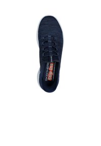 Zapato slip-on de Skechers en color navy con parte superior texturizada, cordones elásticos y suela blanca. Cuenta con una plantilla de espuma viscoelástica Air Cooled para mayor comodidad.