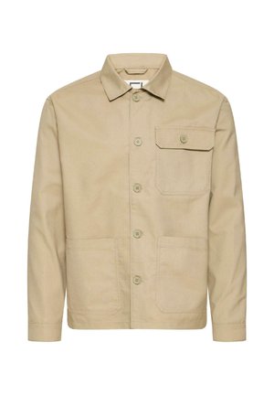 Veste en coton beige avec un col à revers, fermeture à boutons sur le devant, deux grandes poches inférieures et une poche poitrine. Texture lisse.