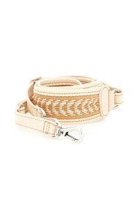 Cinghia intrecciata in pelle beige e marrone chiaro con dettagli in metallo argentato. Presenta un design intrecciato e una superficie liscia, con robusti dettagli di cucitura.