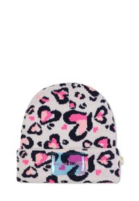 Bonnet en tricot beige clair, avec des motifs de cœurs noirs et roses ainsi que des taches de léopard. Comprend une étiquette rectangulaire avec "BILLIEBLUSH" en bleu.