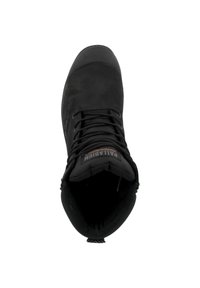 Bota de senderismo negra impermeable con un upper texturizado, punta redonda y cierre de cordones. Presenta un collar y un interior acolchados para mayor comodidad.