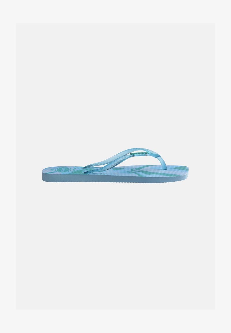 Ανοιχτό μπλε σαγιονάρι με υφή στην σόλα και σχεδιασμένο λουράκι, εμφανιζόμενο από το πλάι σε απλό φόντο.