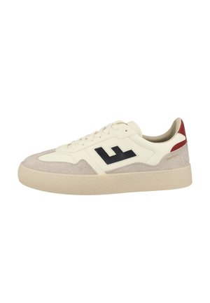 Sneaker basso con punta in camoscio beige, corpo in pelle color crema, logo geometrico nero sul lato, dettaglio rosso sul tallone e suola in gomma beige.