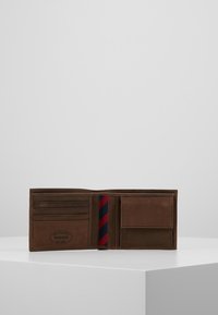 Tommy Hilfiger JOHNSON - Portafoglio - brown