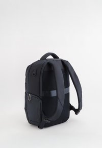 Mochila negra con tejido de malla acolchado, correas ajustables y un bolsillo lateral con cremallera. Incluye un asa superior y costuras reforzadas.