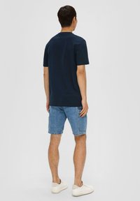 s.Oliver MIT FRONTPRINT - T-Shirt print - navy