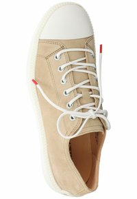 Beige Wildlederschuhe mit einer weißen Gummispitze, Metallösen, weißen Schnürsenkeln und einem roten Akzent an der Seite. Texturiertes Obermaterial und flache Sohle.