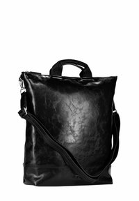 Sac fourre-tout en cuir noir avec une finition brillante, une surface texturée, deux poignées et une bandoulière ajustable. Fermeture supérieure zippée.