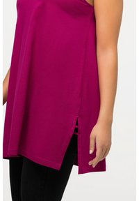 Ulla Popken LONG ZIERBÄNDER RUNDHALS ÄRMELLOS - Top - magnolia red