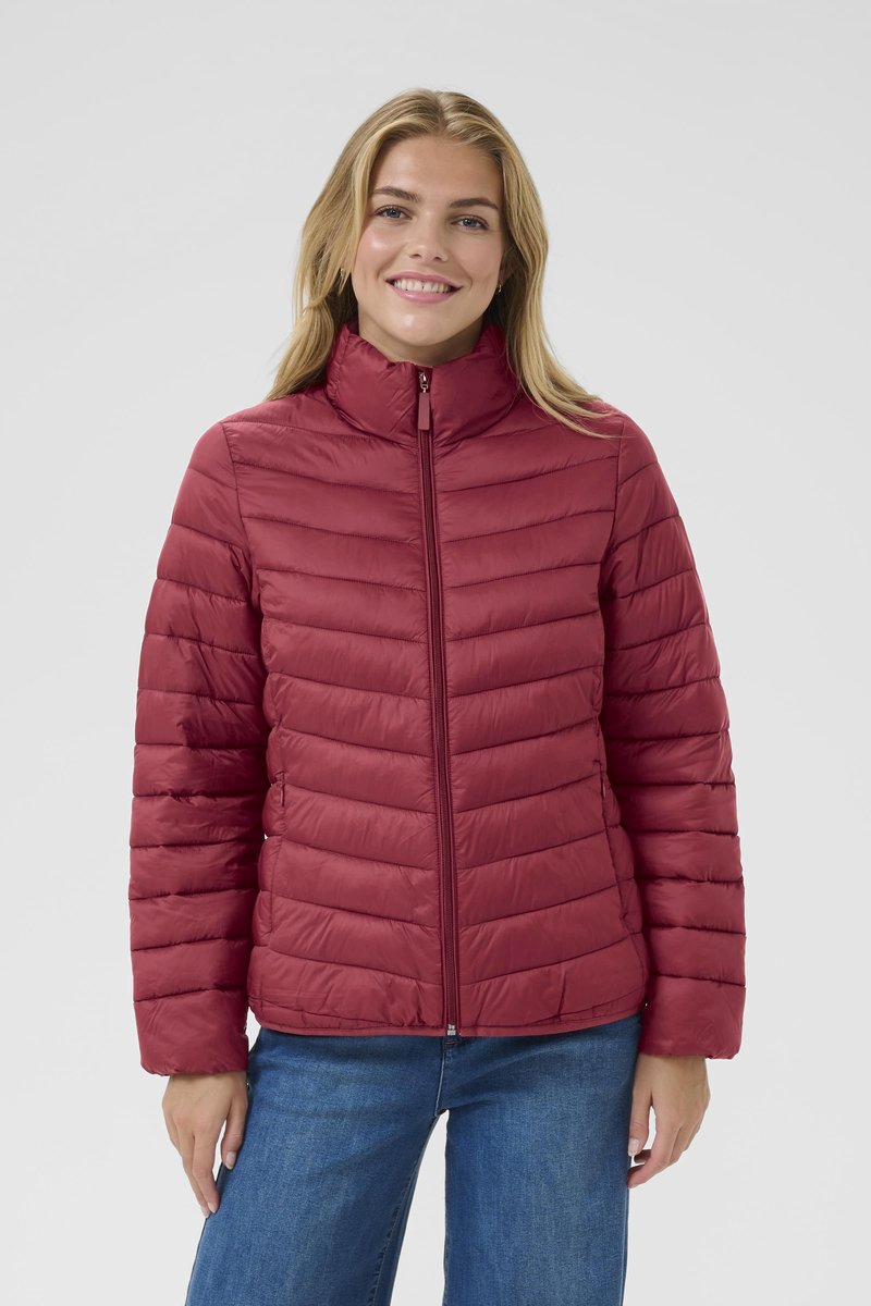 Bordó pufi dzseki magas gallérral, steppelt mintával és cipzárral záródik. Puha, könnyű anyag, sima textúrával.