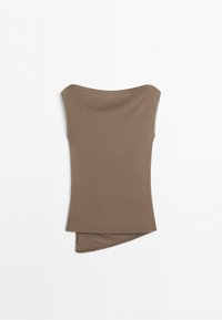Ærmeløs taupe top med bådudskæring og asymmetrisk kant, lagt fladt på en hvid baggrund.