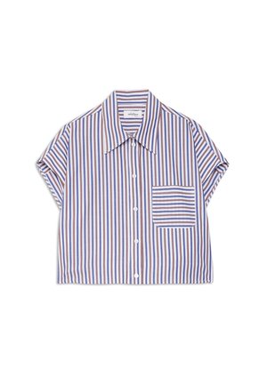 Chemise à manches courtes avec des rayures verticales bleues, brunes et blanches, et une poche avant avec des rayures horizontales.