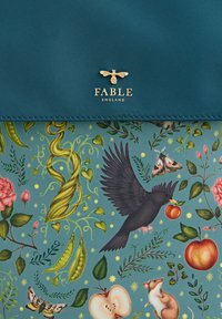 Tamsiai žalia audinio rankinė su ryškia gėlių ir gyvūnų kompozicija; auksinis "FABLE" logotipas ir bitės akcentas; tekstūruotas paviršius su detalizuotomis iliustracijomis.