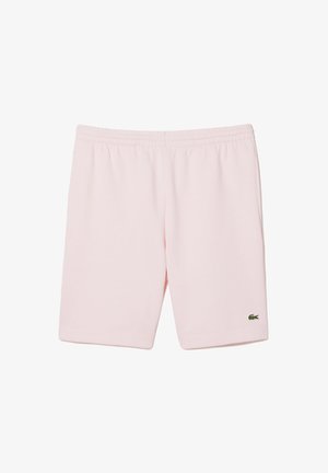 Shorts de sport rose clair avec une taille élastique et un petit logo de crocodile vert sur le côté gauche. Texture lisse, longueur mi-cuisse.