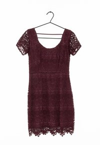Burgundy spetsklänning med korta ärmar, prydd med ett blommönster, vågig fåll och en rundad halsringning, hängande på en svart krok.