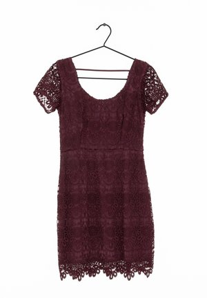 Abito in pizzo bordeaux con maniche corte, caratterizzato da un motivo floreale, orlo scallop e scollatura curvata, appeso a un gancio nero.