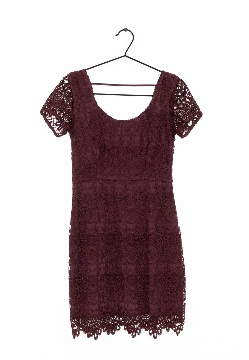 Burgundy spetsklänning med korta ärmar, prydd med ett blommönster, vågig fåll och en rundad halsringning, hängande på en svart krok.
