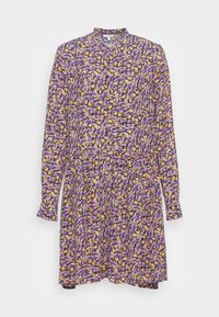 Vestido de manga longa com gola, apresentando um tecido preto coberto por pequenos padrões florais em roxo, amarelo e branco.