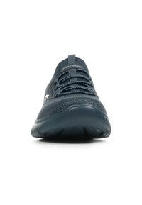 Blaue Schnürsportschuhe mit einem strukturierten Mesh-Obermaterial, gepolstertem Schaft und flexibler Gummisohle, mit einem Logo an der Seite.