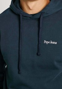 Felpa blu navy in misto cotone, con tasca anteriore, cappuccio con cordino e logo 'Pepe Jeans' ricamato in bianco.