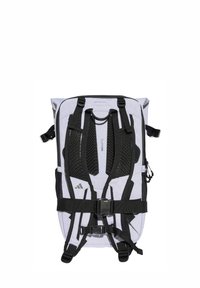 Mochila con un patrón geométrico gris, correas negras, soporte trasero de malla, hebillas ajustables y un asa superior para llevar.