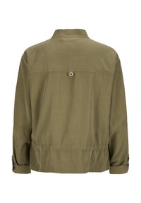 Olivegrüne, leichte Jacke mit entspannter Passform, sichtbaren Nähten, hochrollbaren Ärmeln und einem Rückenteil-Details. Glatte Textur.