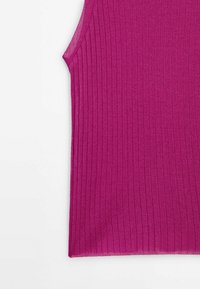 Haut sans manches en maille côtelée de couleur magenta vif avec un col en U, présenté à plat sur un fond blanc.