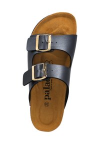 Zwarte synthetische slip-on sandaal met twee verstelbare banden, goudkleurige gespen en een bruin, contourvormig kurken voetbed. Maat 38 is binnenin gedrukt.