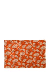 Katoenen sjaal met een oranje achtergrond met witte en beige ginkgo-bladpatronen. Lichtgewicht, gladde textuur, rechthoekige vorm.