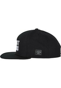 Cappellino snapback nero con visiera piatta, presenta testo ricamato bianco sulla parte anteriore e una piccola etichetta di marca sul lato.