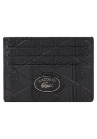 Porte-cartes en cuir noir avec un motif géométrique texturé, arborant un logo oval de Lacoste en relief et plusieurs emplacements pour cartes.