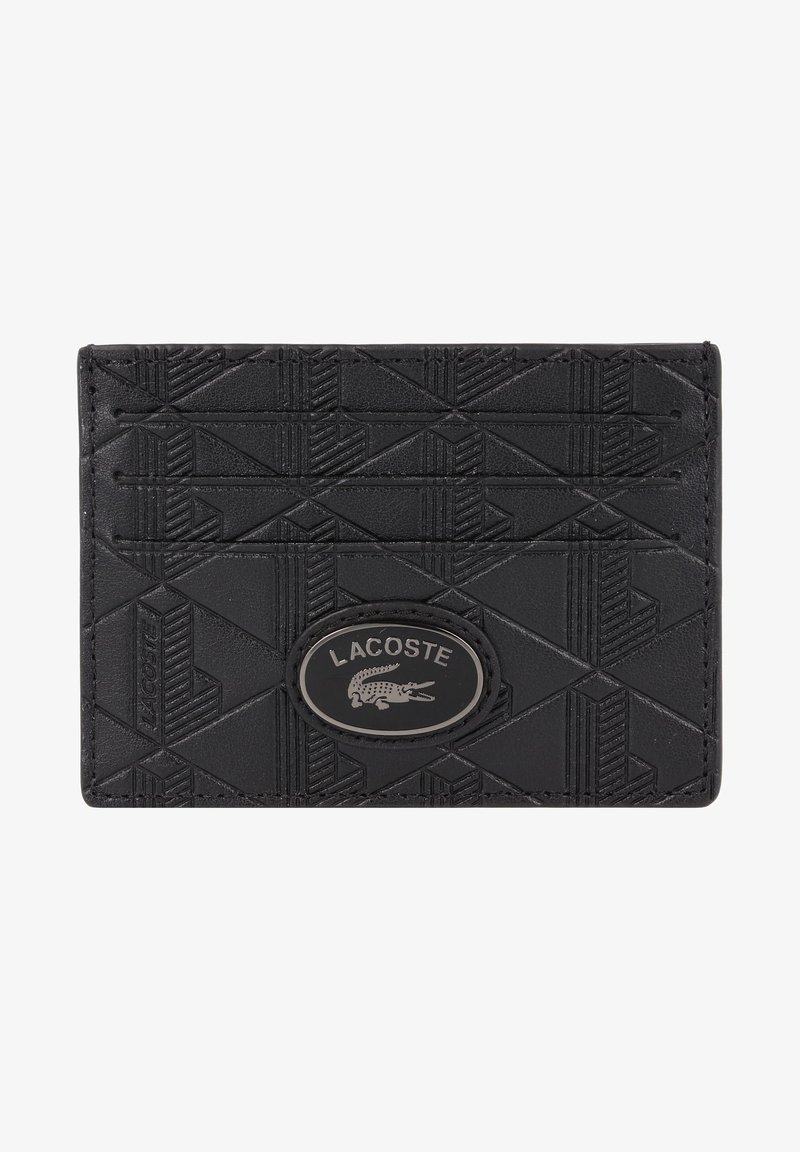 Tarjetero de cuero negro con un patrón geométrico texturizado, que presenta un prominente logo ovalado de Lacoste y múltiples ranuras para tarjetas.