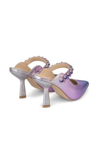 Tacones en degradado púrpura con una brillante correa plateada, que presenta gemas decorativas a lo largo de la parte trasera. Diseño de punta afinada y tacón metálico esbelto.