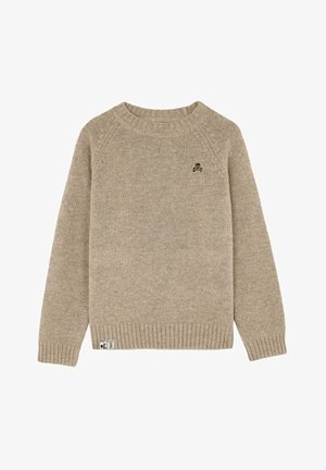 Beżowy sweter dzianinowy z prążkowanymi mankietami, dołem i dekoltem, z małym czarnym logo czaszki i skrzyżowanych kości na piersi oraz metką marki przy dole.