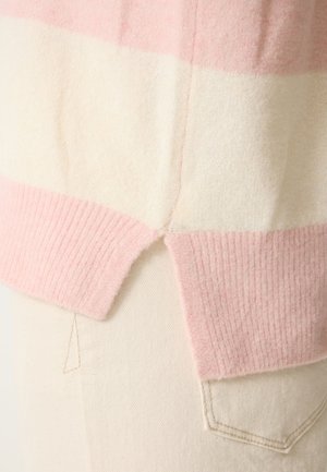 Pull léger rayé en crème doux et rose. Poignets et ourlet côtelés, avec une fente sur le côté pour plus de détails. Fabriqué dans un matériau confortable.