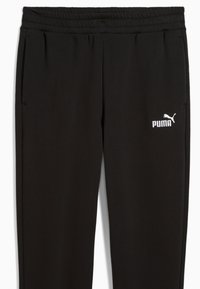 Sorte polyester træningsbukser med elastisk talje, to sidelommer og et hvidt Puma-logo på det øverste venstre ben.