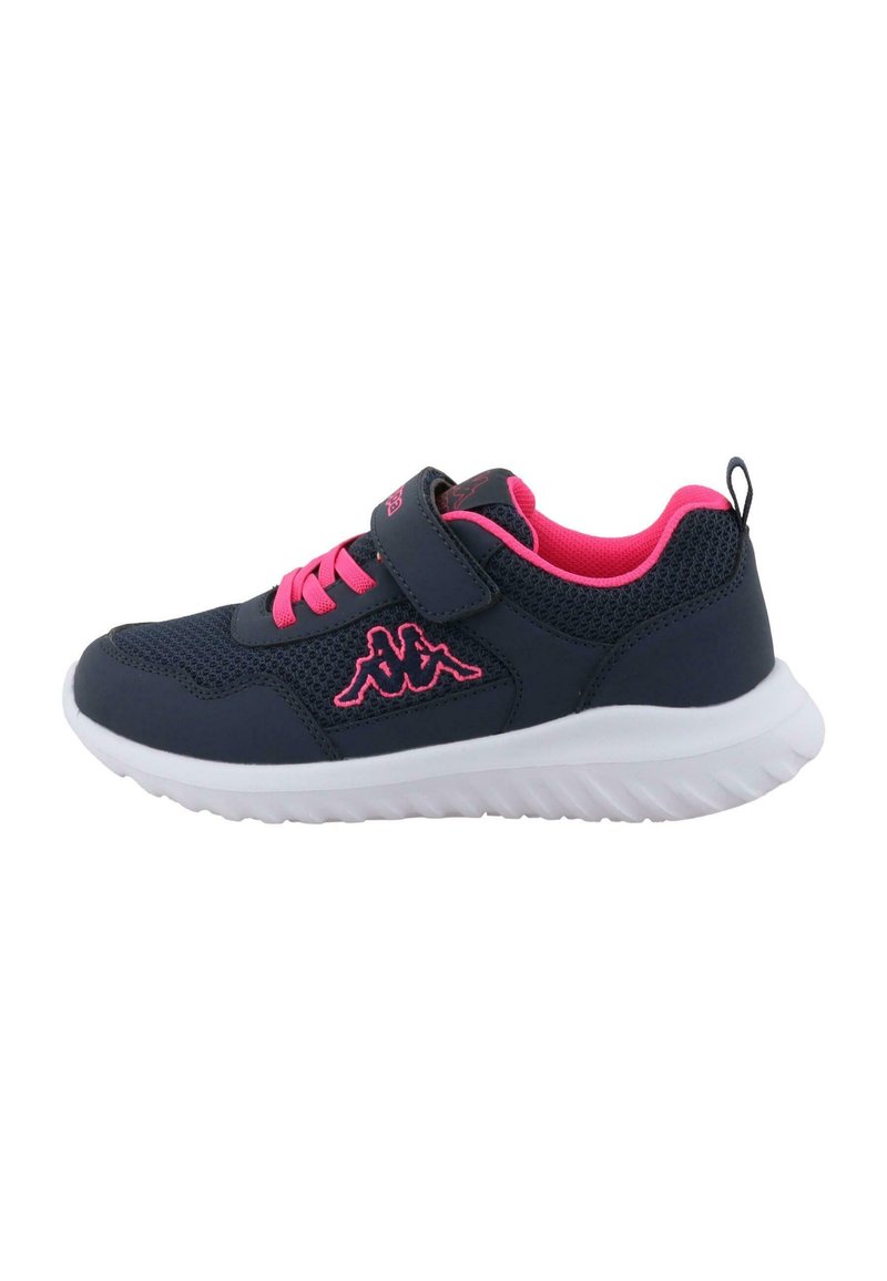 Baskets de sport en maille navy avec des accents roses, comportant une sangle Velcro, un bout rond et une semelle blanche rembourrée. Logo Kappa en rose.