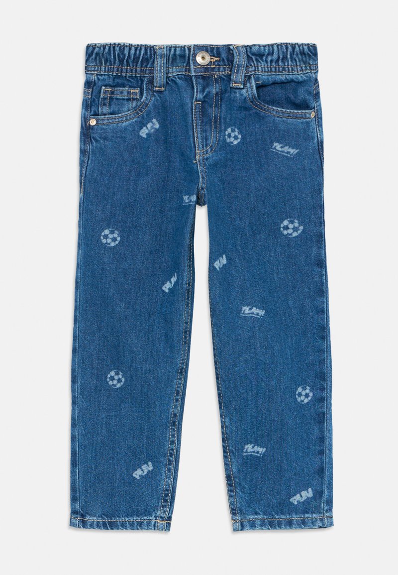 Jeans de criança em denim azul com cintura elástica, bolsos frontais e estampas desbotadas de uma bola de futebol e o texto "DIVERTIDO".