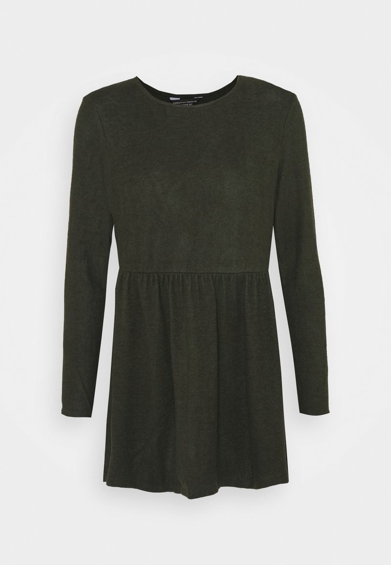 Robe vert foncé à manches longues, avec un col rond et une taille froncée, créant une jupe légèrement évasée.