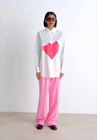 DKNY OVERSIZED PRINTED HEART - Camicia - white