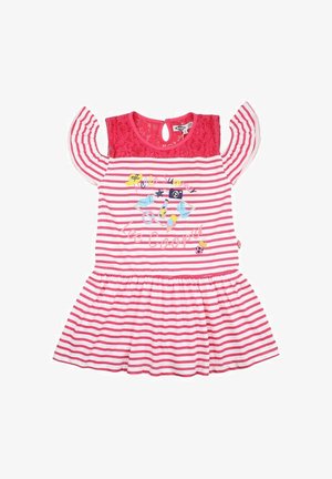 Robe rayée rose et blanche avec un empiècement en dentelle, des manches courtes à épaules dénudées et une jupe froncée. Caractérisée par un imprimé graphique sur le thème de l'été.